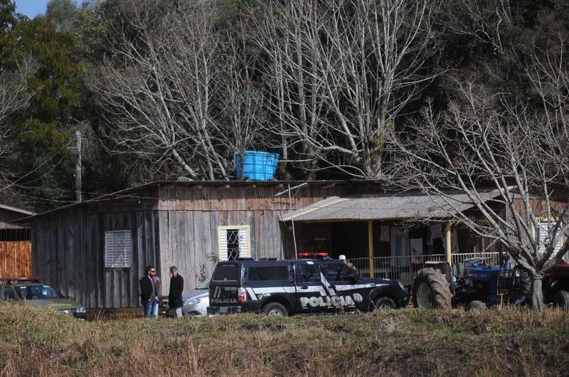 Caseiro &eacute; morto e propriet&aacute;ria baleada em s&iacute;tio de Viam&atilde;o