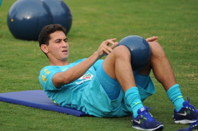Ganso sente desconforto muscular e passa a ser d&uacute;vida contra Nova Zel&acirc;ndia 