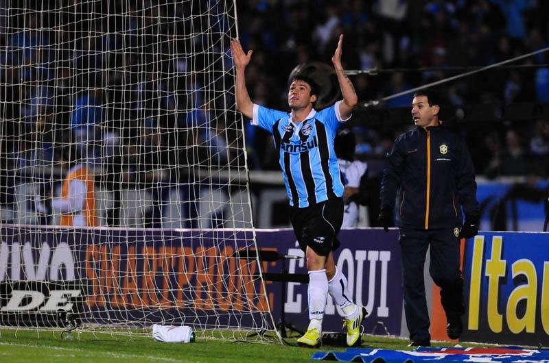 Kl&eacute;ber volta ao Gr&ecirc;mio diante do Coritiba na estreia pela Sul-Americana