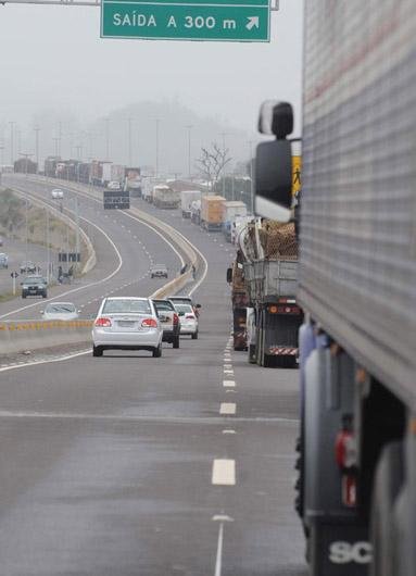 Apenas carros e &ocirc;nibus tem passagem permitida