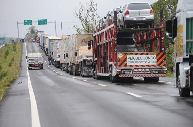 BR 101 &eacute; liberada ap&oacute;s protesto de caminhoneiros na divisa do Rio Grande do Sul com Santa Catarina