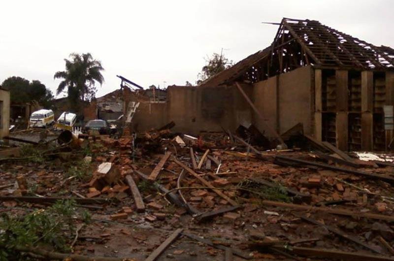 Fen&ocirc;meno que atingiu a cidade tem caracter&iacute;sticas de tornado 