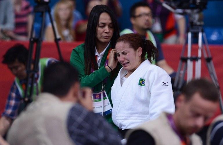 Maria Portela foi confortada pela t&eacute;cnica Rosicleia Campos
