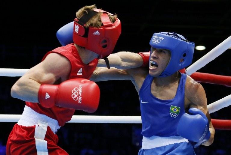 Roben&iacute;lson (&agrave; direita) est&aacute; nas quartas do boxe