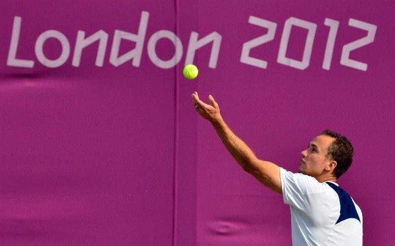 Bruno Soares saca durante partida em Londres