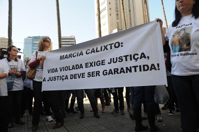Faixas e camisetas com a foto das v&iacute;timas foram confeccionadas