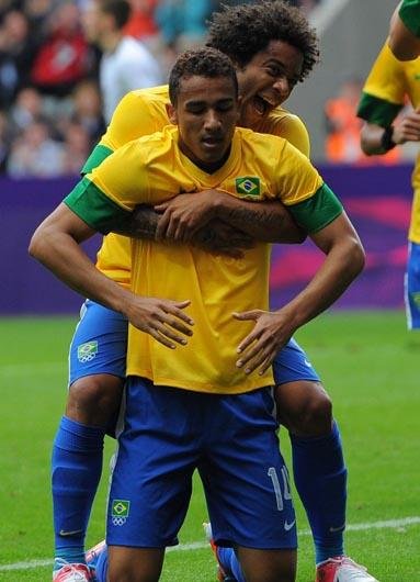 Danilo comemora com Marcelo a goleada do Brasil