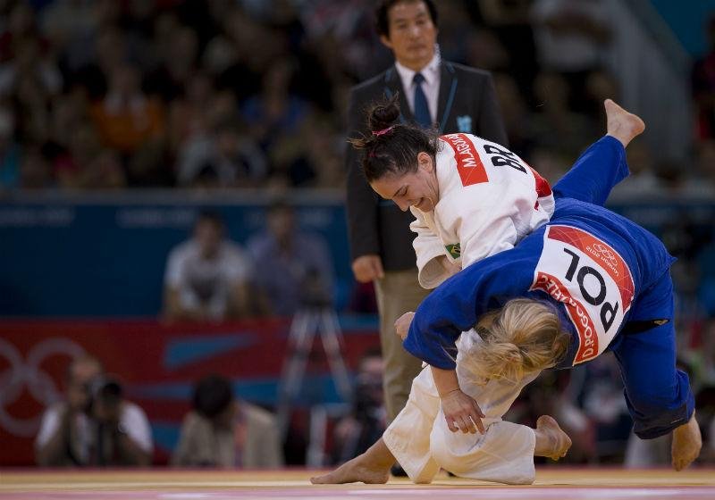 Mayra passeia em Londres e j&aacute; est&aacute; na semifinal do jud&ocirc; 