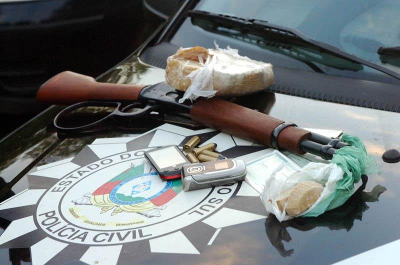 Foram apreendidas armas, drogas e ve&iacute;culos