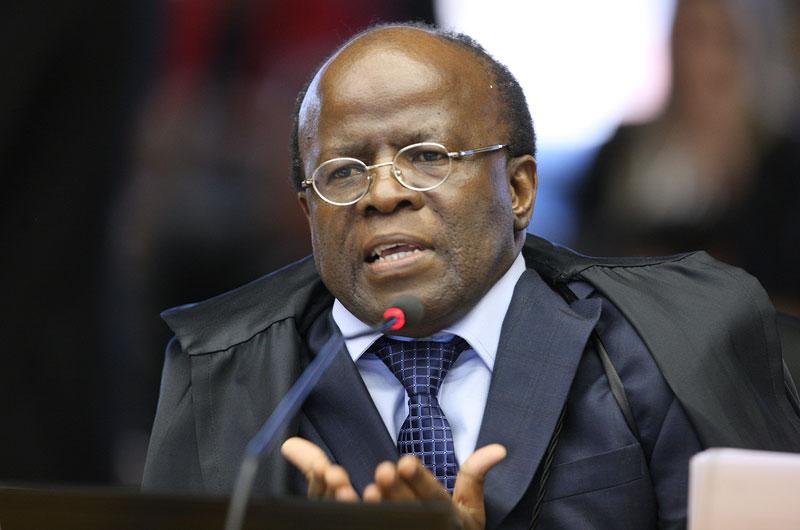 Sess&atilde;o &eacute; encerrada ap&oacute;s leitura do relator Joaquim Barbosa