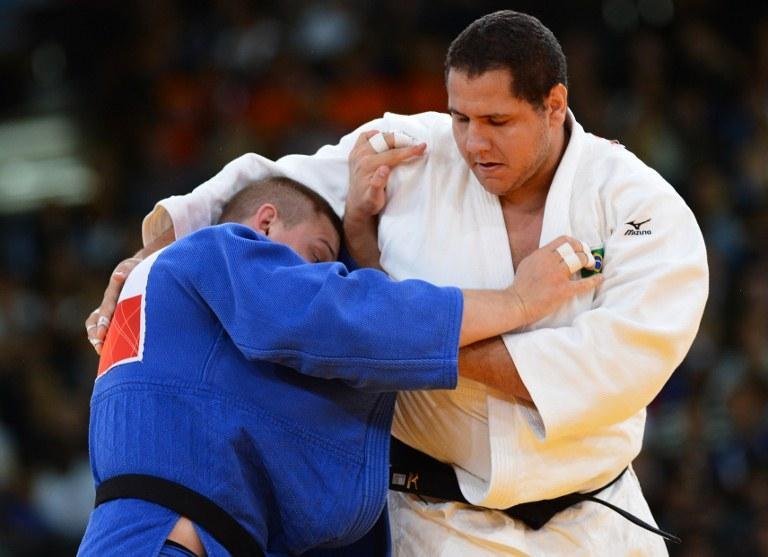 Com ippon, Rafael Silva (de quimono branco) vai &agrave;s oitavas de final no jud&ocirc;  
