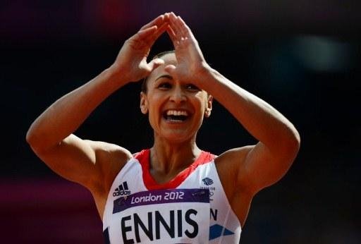 Jessica Ennis celebra vit&oacute;ria nos 100m com barreira