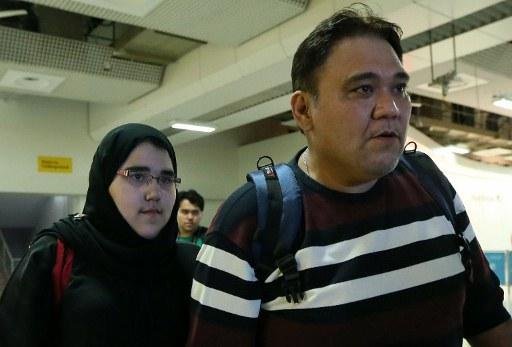 Wodjan Ali Seraj chega a Londres ao lado do pai Abdulrahim Shahrkhani 