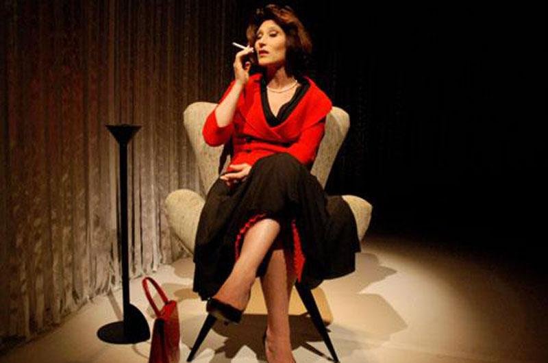 Beth Goulart interpreta a escritora e seus principais personagens