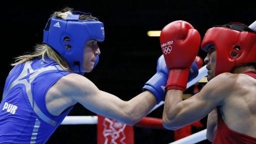 Jeyvier Cintron golpeia o brasileiro Juli&atilde;o Henriques Neto nas oitavas do boxe 