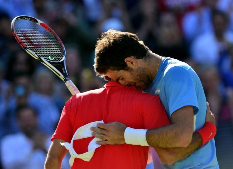 Federer consola advers&aacute;rio ao fim da partida