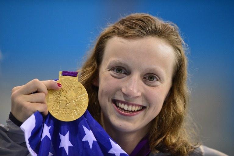 Ledecky exibe a medalha de ouro
