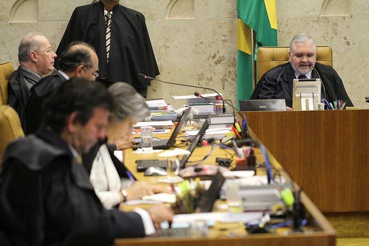 Ministros acompanham manifesta&ccedil;&atilde;o do procurador-geral da Rep&uacute;blica, Roberto Gurgel, em sess&atilde;o de julgamento do mensal&atilde;o no STF