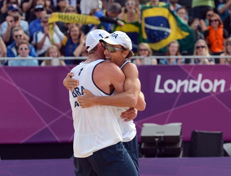 Dupla brasileira de v&ocirc;lei de praia, Alison e Emanuel, vencem e avan&ccedil;am para as quartas de final