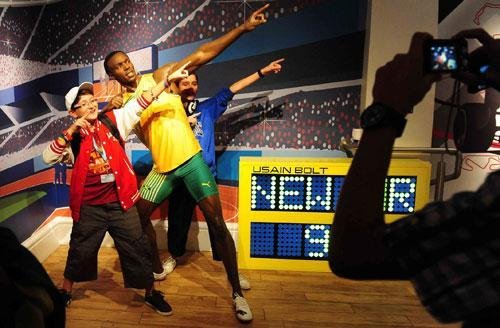 Crian&ccedil;as posam ao lado de est&aacute;tua de Usain Bolt em Londres