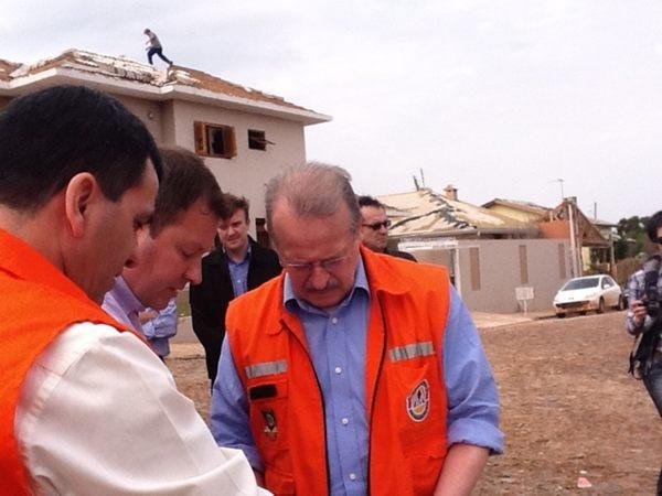 Governador Tarso Genro acompanha a situa&ccedil;&atilde;o de Santa B&aacute;rbara do Sul ap&oacute;s tornado