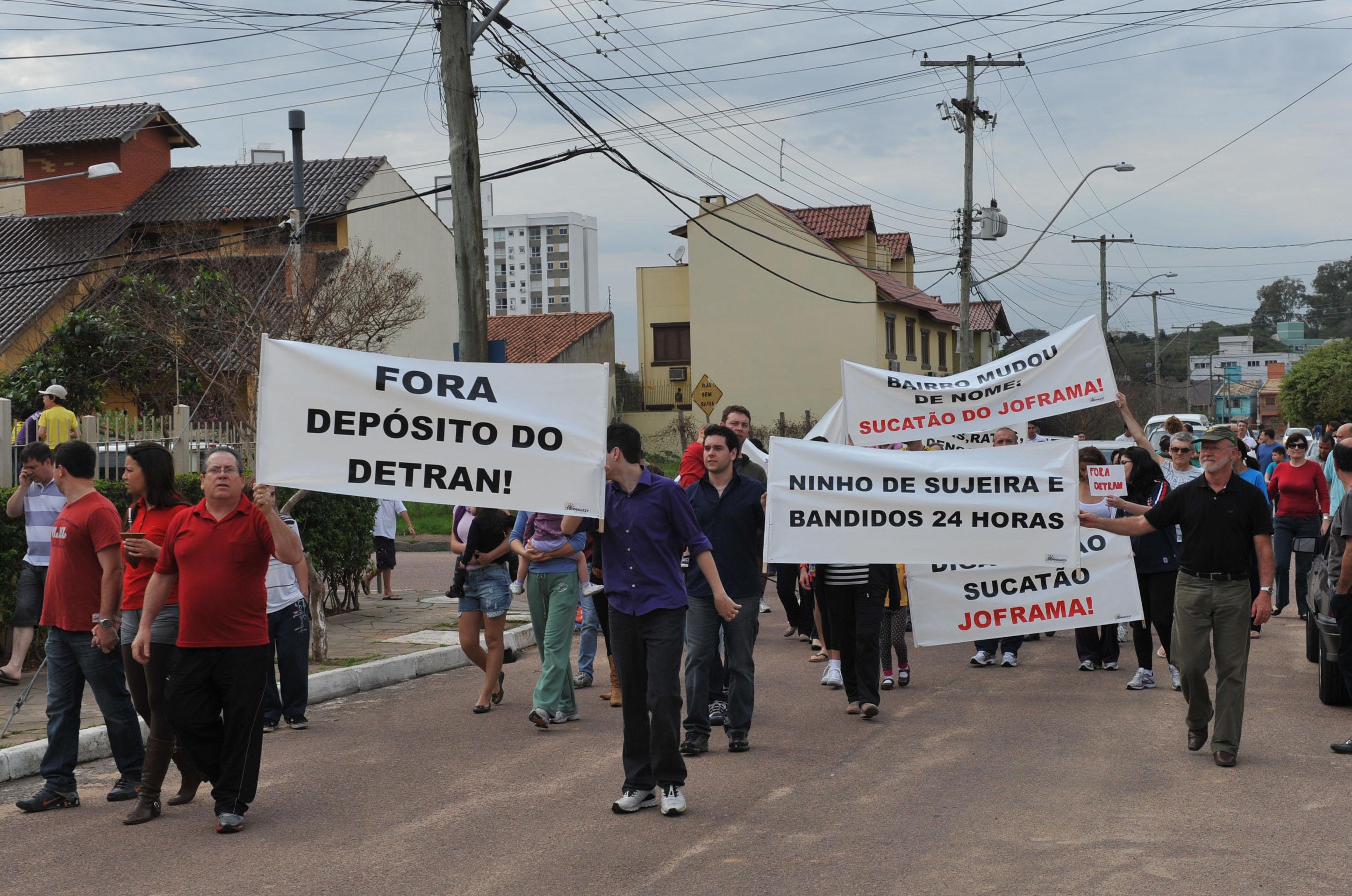 Moradores protestam contra instala&ccedil;&atilde;o de dep&oacute;sito do Detran