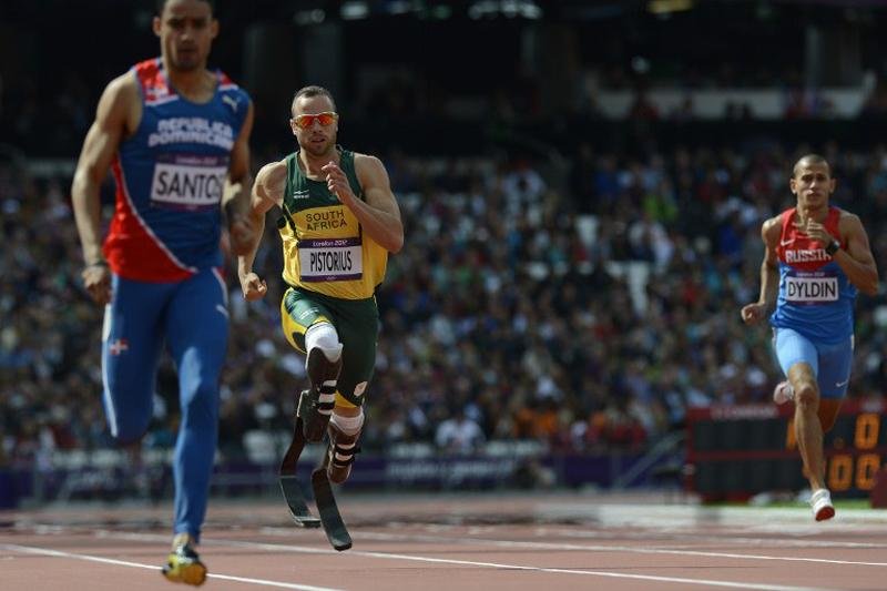 Pistorius faz hist&oacute;ria com suas pr&oacute;teses e classifica nos 400 metros rasos