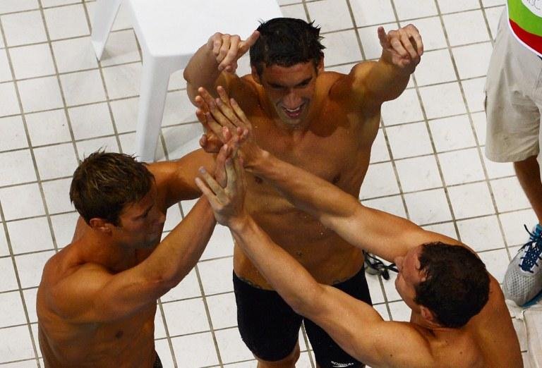 Phelps chega &agrave; sua 22&ordf; medalha com ouro no 4x100m medley