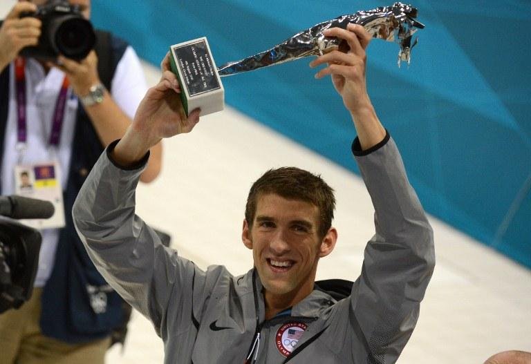 Phelps recebe trof&eacute;u de maior atleta ol&iacute;mpico 