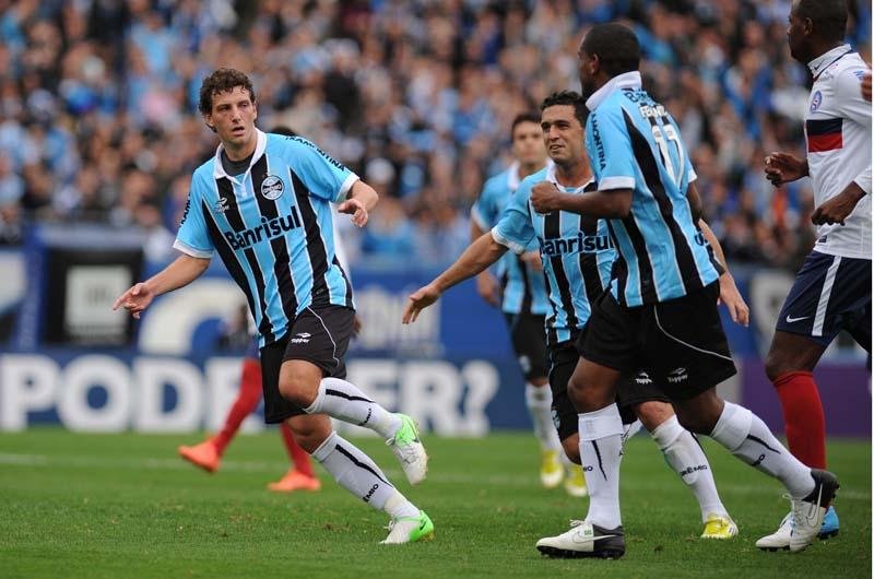 Elano comemora com os colegas a vit&oacute;ria do Gr&ecirc;mio sobre o Bahia