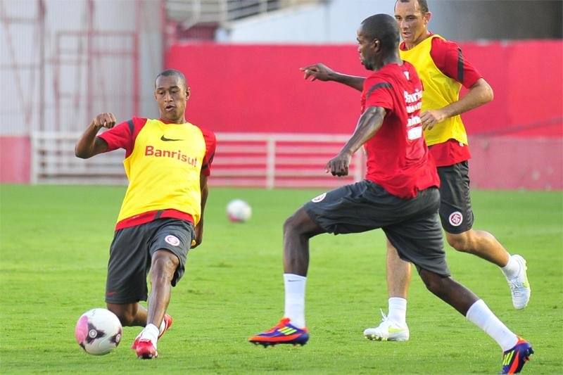 Atual titular, Fabr&iacute;cio (E) n&atilde;o se diz preocupado em perder vaga para Kleber