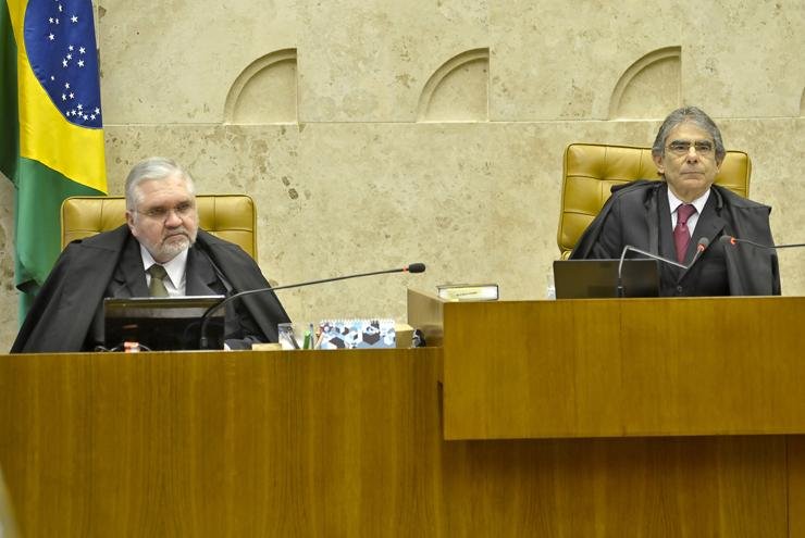 Procurador-geral da Rep&uacute;blica, Roberto Gurgel, e o presidente do STF, ministro Ayres Britto , acompanham a defesa dos r&eacute;us