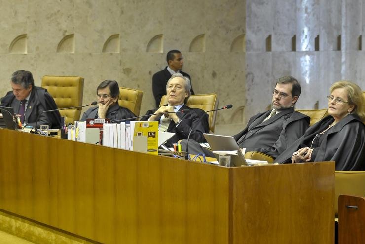Ministros acompanham manifesta&ccedil;&atilde;o dos advogados dos r&eacute;us durante julgamento do mensal&atilde;o no STF