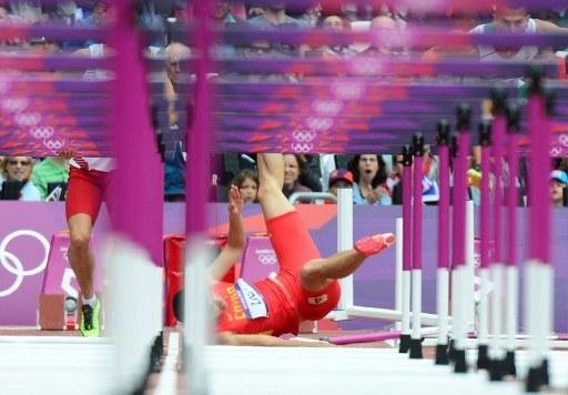 Chin&ecirc;s Liu Xiang sentiu dor no tornozelo direito e desistiu da prova