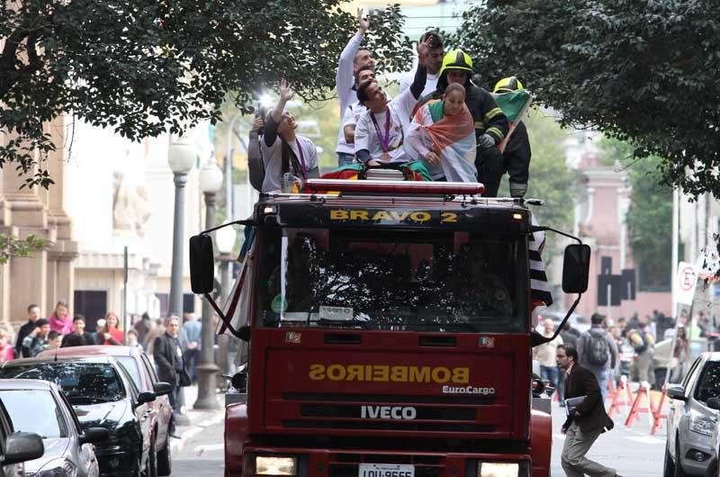 Judocas ga&uacute;chos desfilam em carro dos Bombeiros pela Capital