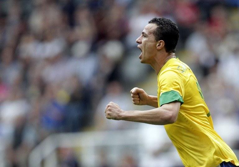 Leandro Dami&atilde;o comanda o ataque da Sele&ccedil;&atilde;o contra a Coreia do Sul