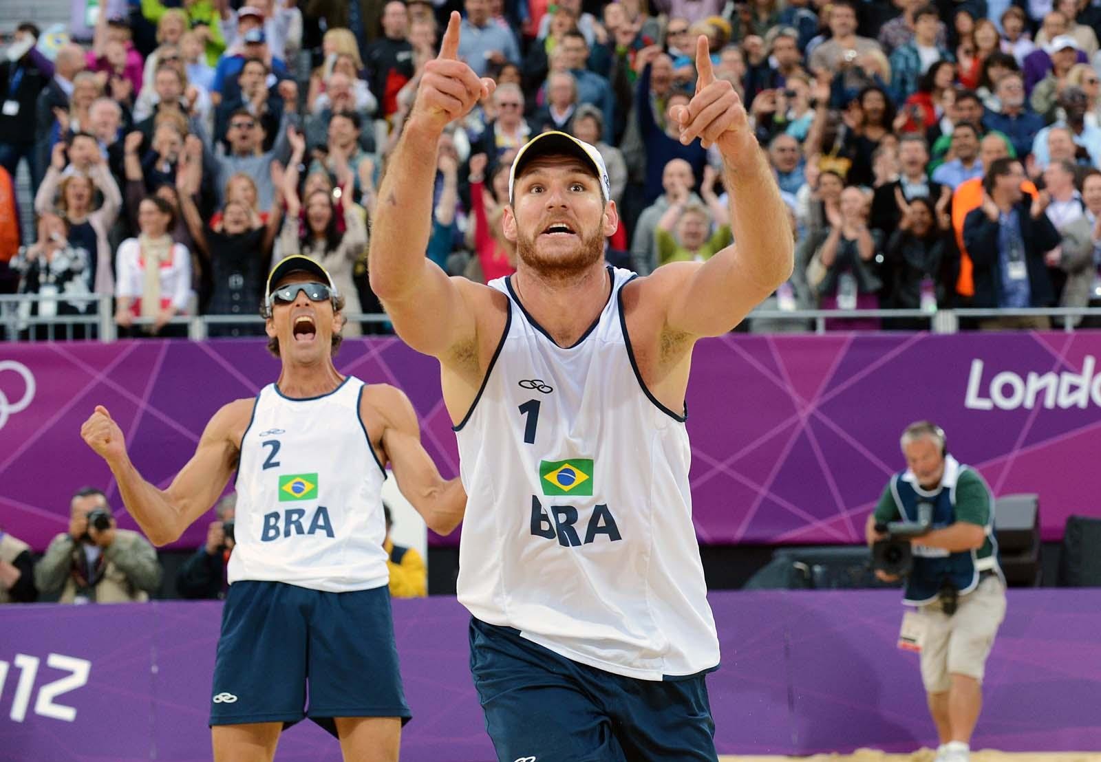 Dupla brasileira de v&ocirc;lei de praia, Alison e Emanuel, vencem e v&atilde;o disputar a final ol&iacute;mpica
