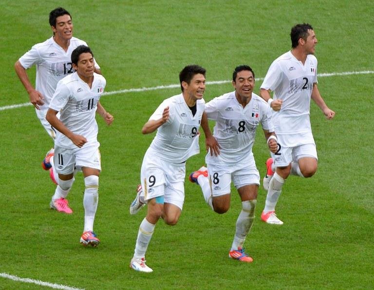 Mexicanos comemoram vit&oacute;ria sobre o Jap&atilde;o