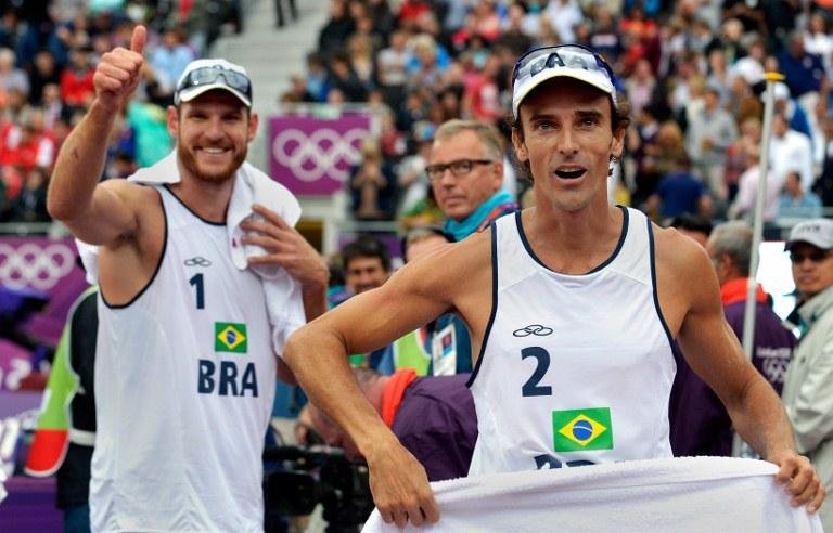 Dupla brasileira de v&ocirc;lei de praia, Alison e Emanuel, vencem e v&atilde;o disputar a final ol&iacute;mpica