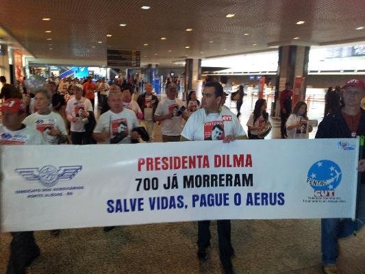 Aposentados da avia&ccedil;&atilde;o civil protestam pelo pagamento imediato de pens&otilde;es e aposentadorias