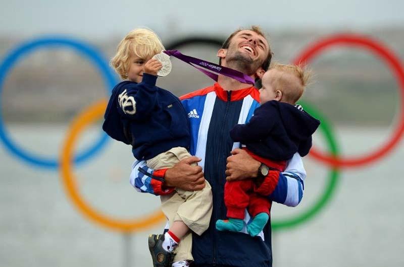 O brit&acirc;nico Nick Dempsey comemora a medalha de prata com os filhos Thomas-Flynn e Oscar 