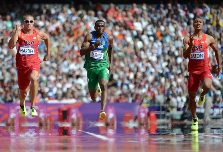 Luiz Alberto Ara&uacute;jo (no centro) ficou em sexto nos 100m rasos