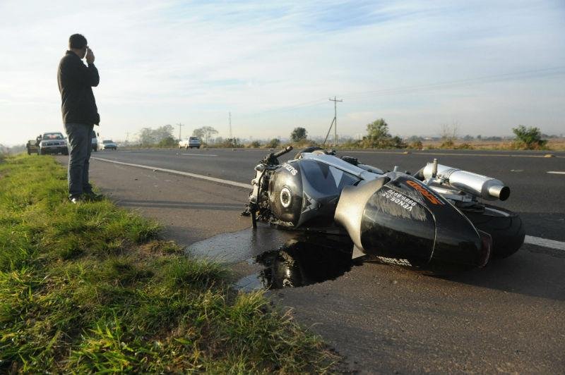 Moto ficou atravessada na rodovia ap&oacute;s o acidente