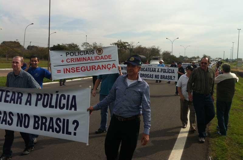 Cerca de 100 policiais est&atilde;o reunidos na BR 290, pr&oacute;ximo ao v&atilde;o m&oacute;vel do Gua&iacute;ba