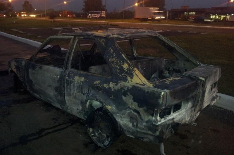 Carro pega fogo na BR 290