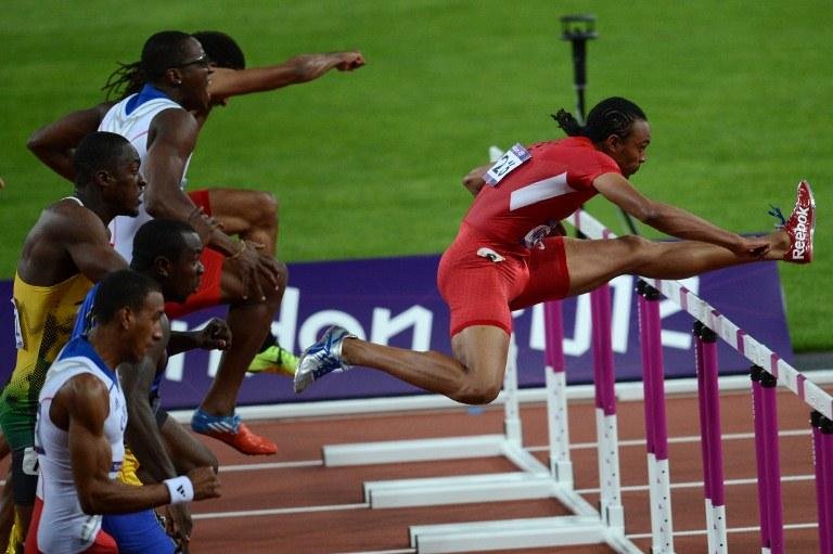 O americano Carneiro Merritt supera os obst&aacute;culos da prova de 110 metros
