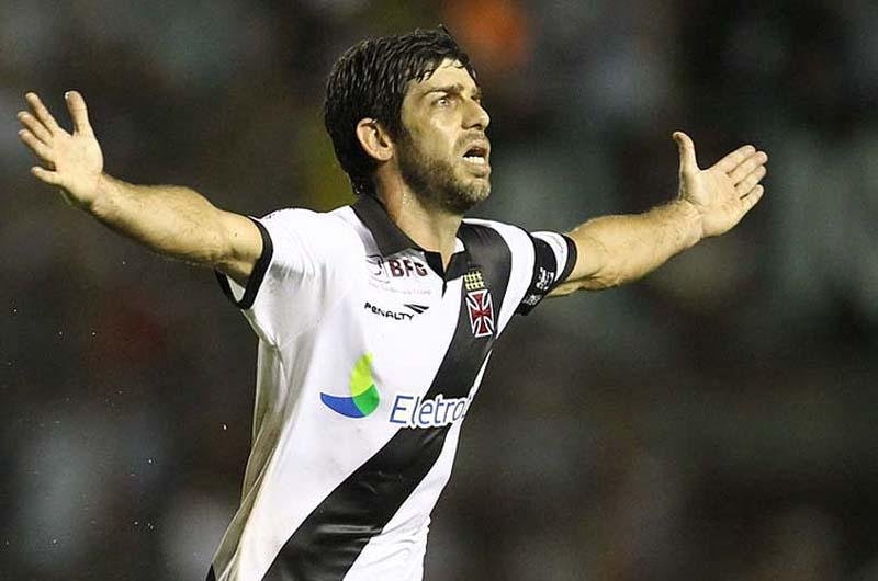 Juninho Pernambucano comemora vit&oacute;ria do time
