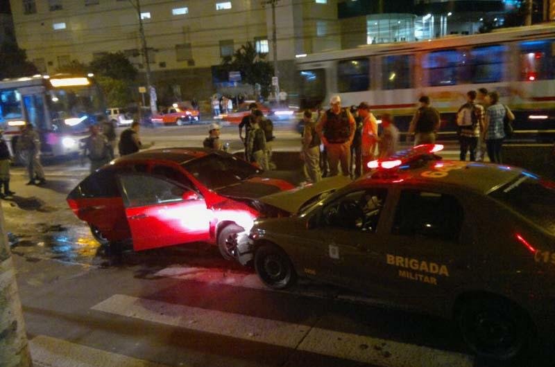 Quatro assaltantes s&atilde;o presos ap&oacute;s tiroteio com policiais na zona Norte