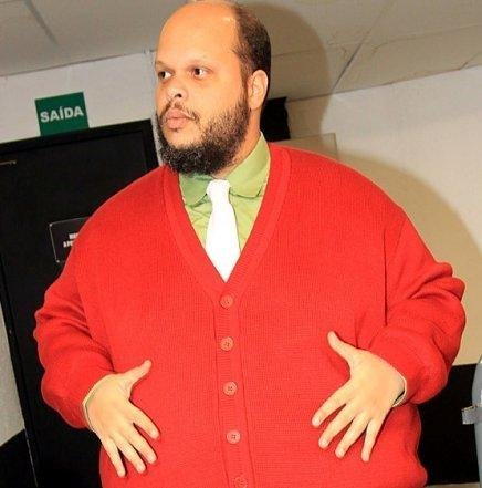 Cantor faz &uacute;nica apresenta&ccedil;&atilde;o &agrave;s 23h no Opini&atilde;o