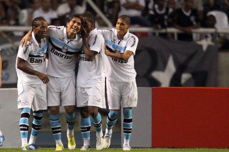 Marcelo Moreno e Z&eacute; Roberto estar&atilde;o em campo pelo Gr&ecirc;mio contra a Ponte Preta 